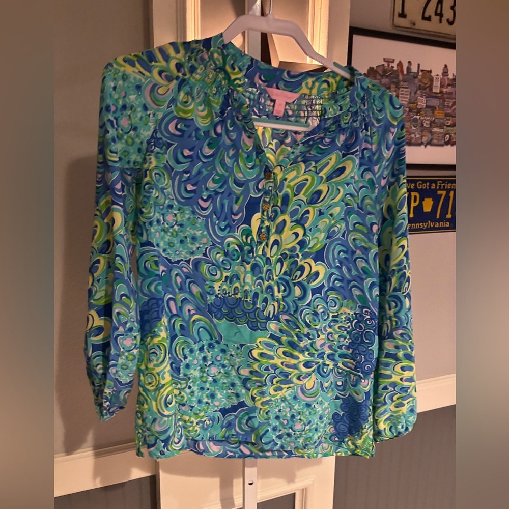 Lilly Pulitzer Elsa Silk Blouse Lilly's Lagoon or "Peacock" print size XS - Picture 2 of 5